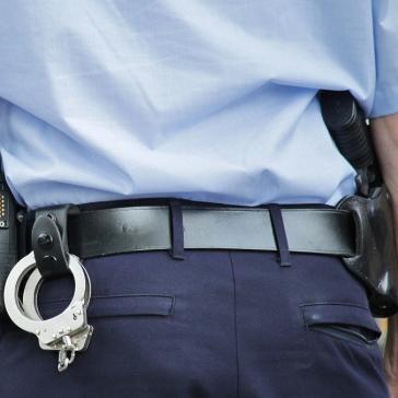 Polizist mit Handschellen Miniaturbild